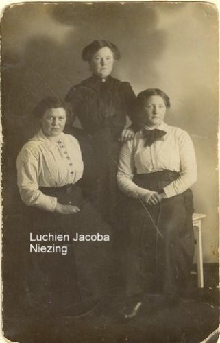 Luchien Jacoba (Coba) met twee vriendinnen